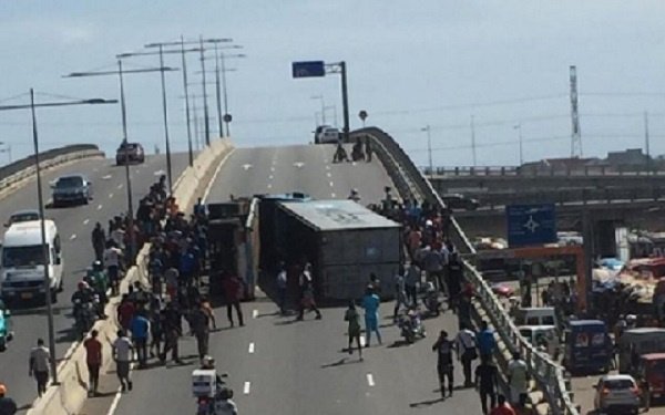 Fallen cargo truck causes traffic at Nkrumah Interchange