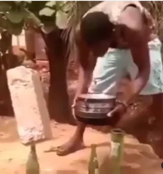 (Video) Man Suspends a Brick and Pot on a Bottle