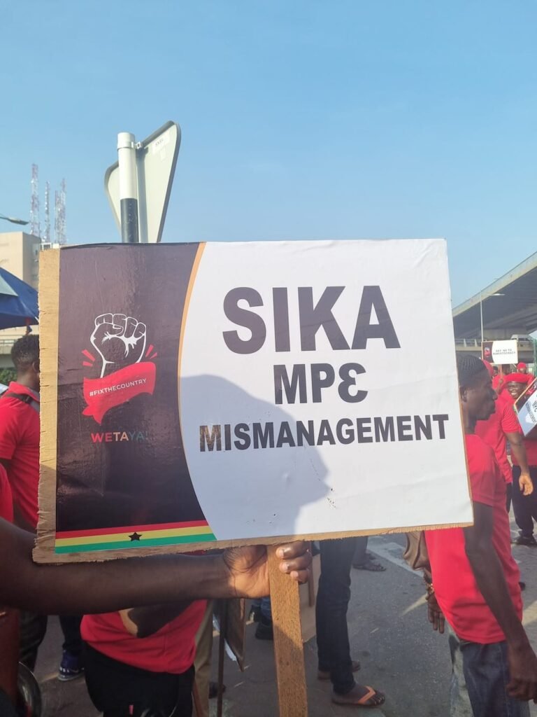 To demand improved living conditions, hundreds of Ghanaians gathered to the streets of Accra on Saturday morning.  The demonstrators, who are holding signs and wearing red and black clothing, demand that the country's existing leaders step down.