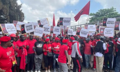 To demand improved living conditions, hundreds of Ghanaians gathered to the streets of Accra on Saturday morning. The demonstrators, who are holding signs and wearing red and black clothing, demand that the country's existing leaders step down.